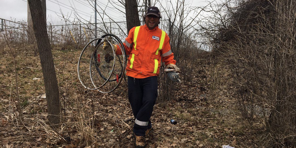 UtilitiesKngstn's tweet image. Today we gathered 2 trucks of garbage and a number of other large items, including bike tires, a hub cap and a shopping cart from John Counter Blvd! Thank you to our employees for helping to keep our community clean and to @SustainableKtwn for organizing this event #PitchInYGK
