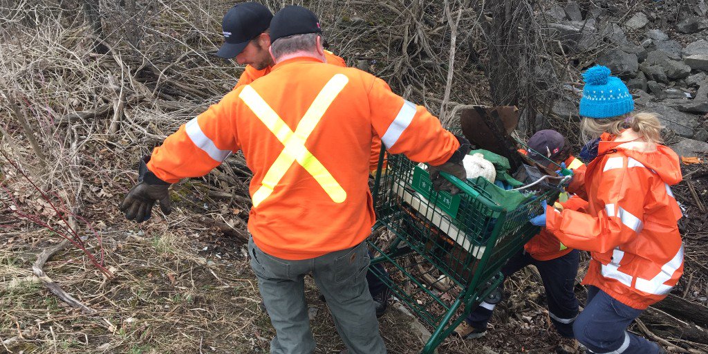 UtilitiesKngstn's tweet image. Today we gathered 2 trucks of garbage and a number of other large items, including bike tires, a hub cap and a shopping cart from John Counter Blvd! Thank you to our employees for helping to keep our community clean and to @SustainableKtwn for organizing this event #PitchInYGK