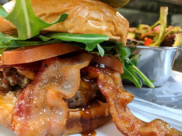 It's about that time for some amazing burgers, like our BBQ Smokehouse Burger prepared with fresh beef, smoked cheddar cheese, caramelized onions, arugula, tomato and paprika aioli! 🍔
.
.
.
.
.
.
#bbqsmokehouse #lunchtime #burgers #fries #addbacon #vancityeats #sunnytsawwassen