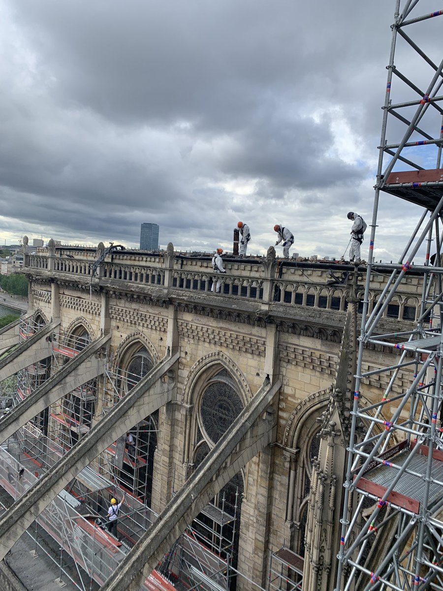 Émouvante visite  à #NotreDame . Les entreprises sont à pied d’œuvre pour sécuriser le site et préparer la restauration de la cathédrale. Grâce à l’implication de tous, l’optimisme est de rigueur. Conf de presse à la <a href="/FFBatiment/">FFB - Fédération Française du Bâtiment</a> vendredi 8h45 du <a href="/GMHistoriques/">GMH</a> pour parler avenir.