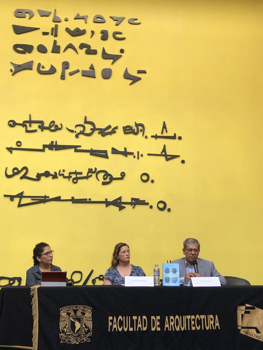 Deyanira Bedolla y Óscar Salinas en la presentación de «Emociones y diseño».