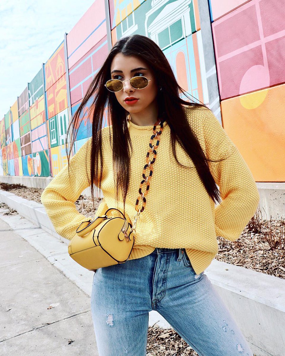 hello, yellow ☀️😍 #itsallaboutthesweater #525america