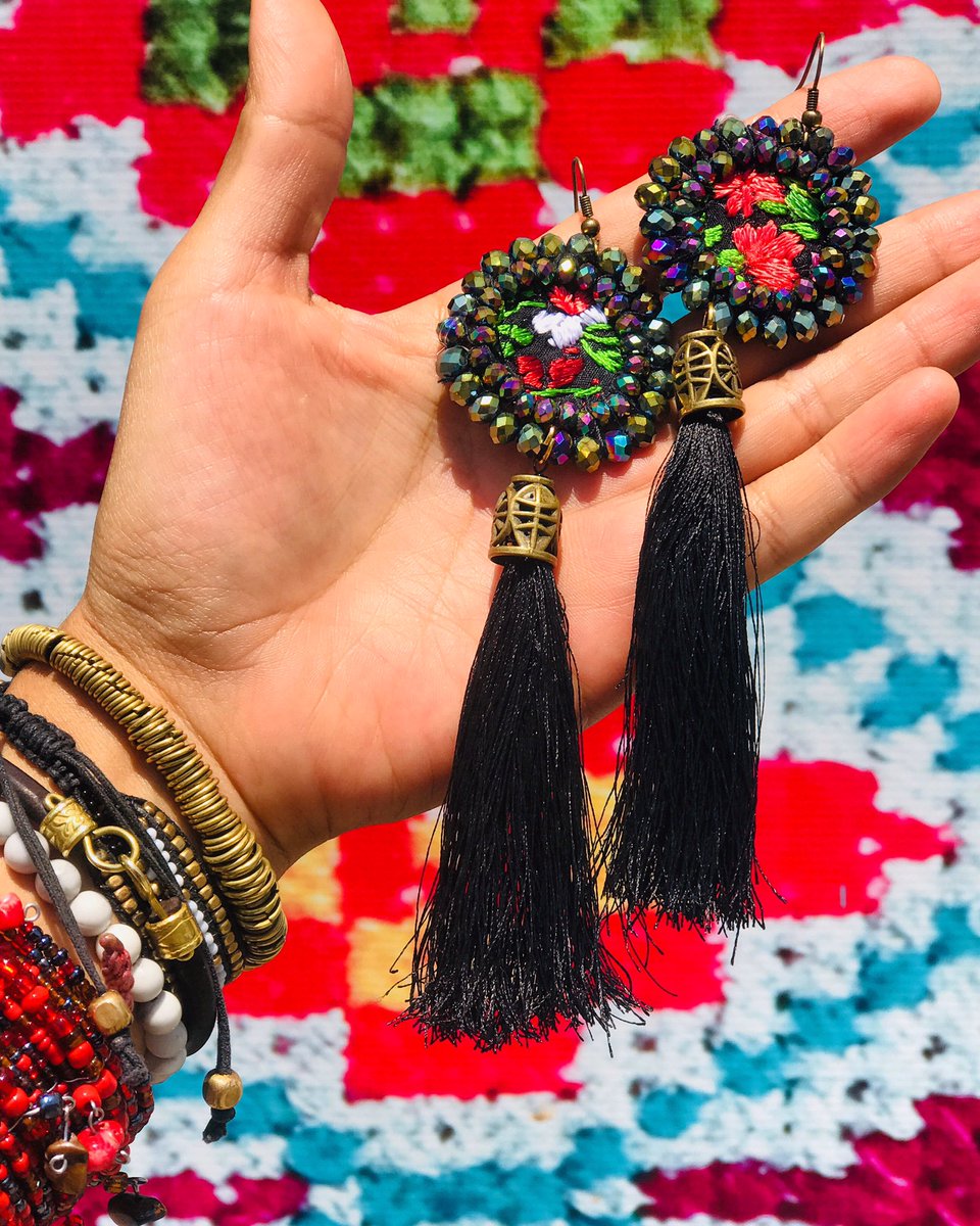 ne_suee's tweet photo. Black 🖤🖤🖤 hermosos aretes negros bordados y hechos a mano #nësuëë #inspiracionartesanal #consumelocal #aretes #negros #oaxaca https://t.co/18EEY6wN9I