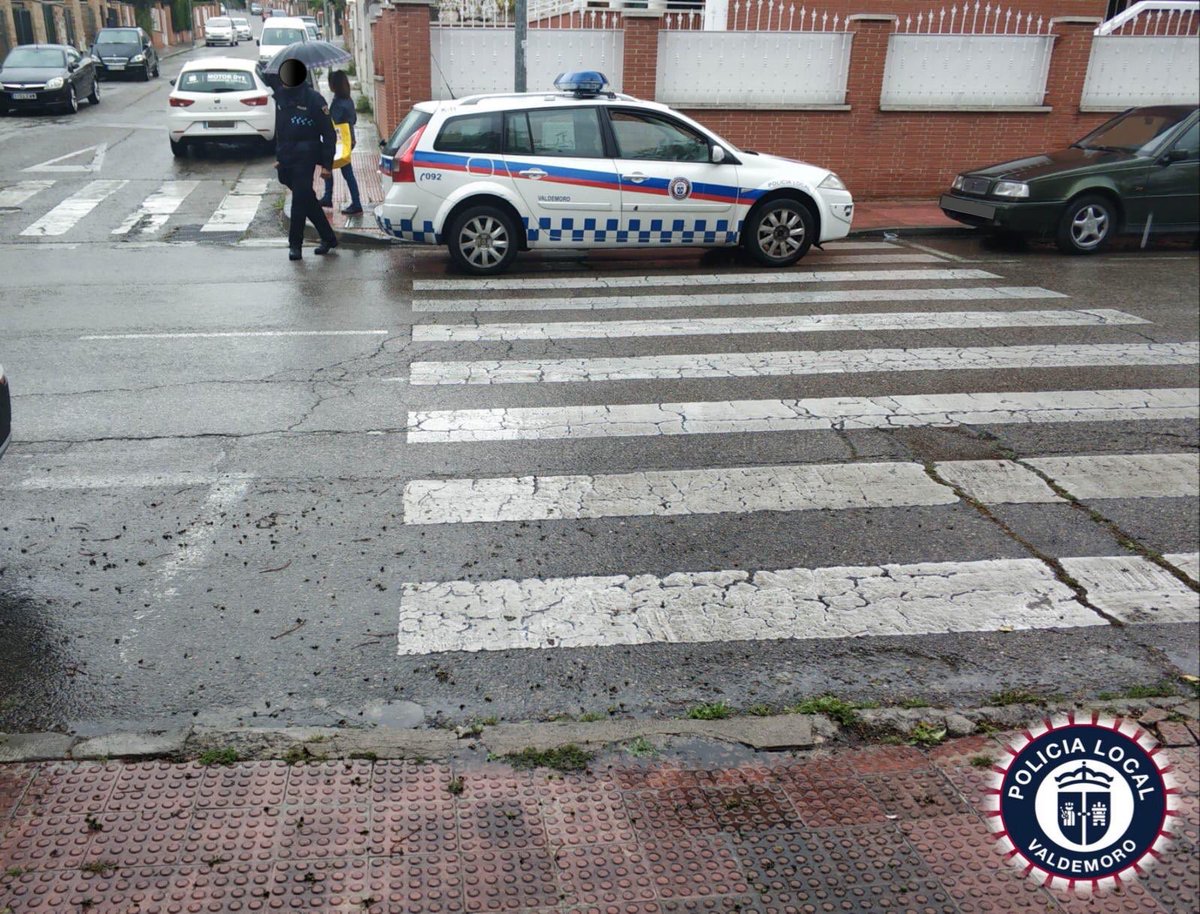 policiavaldmoro's tweet photo. 🚨Atropello
📆#miércolesmañana
📍#calleLibertad
Intervenimos en atropello de vehículo a peatón que cruzaba por un paso de peatones. #SIEPC🚑 atiende y traslada a la atropellada al hospital de #valdemoro (lesiones leves en brazo y pierna). #policíavaldemoro investiga lo sucedido. https://t.co/jJOToCJmL4