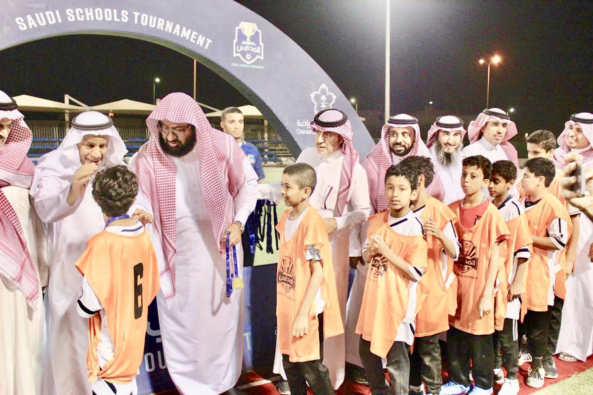 MOE_EEH's tweet photo. المدير العام يهنئ فريق مدرسة ابن المقرب الابتدائية بالفوز بطلاً لـ #دوري_المدارس  للمرحلة الابتدائية مؤكدًا أن الكل رابح من خلال اللعب بروح رياضية مميزة ساهمت بتحقيق أهداف الدوري، معربًا عن شكره للجهات المنظمة بوزارة التعليم والهيئة العامة للرياضة وشركة صلة وجميع العاملين. https://t.co/oZwldImCDS