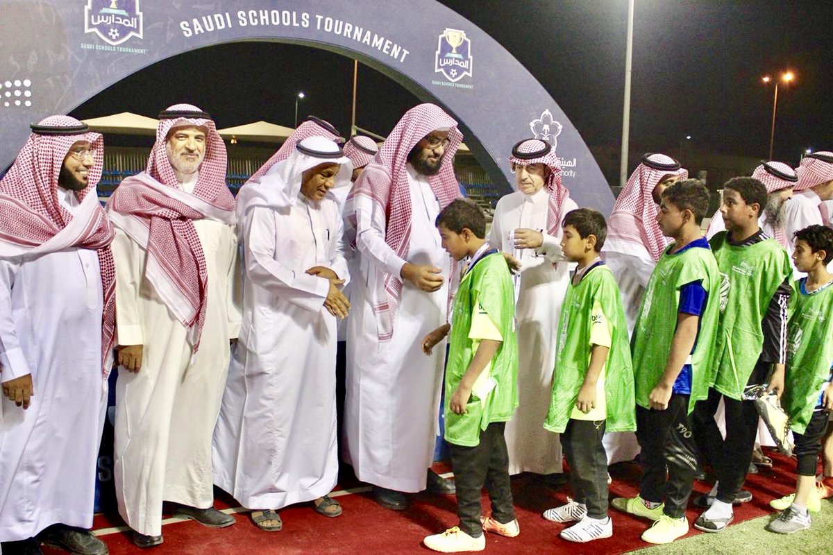 MOE_EEH's tweet photo. المدير العام يهنئ فريق مدرسة ابن المقرب الابتدائية بالفوز بطلاً لـ #دوري_المدارس  للمرحلة الابتدائية مؤكدًا أن الكل رابح من خلال اللعب بروح رياضية مميزة ساهمت بتحقيق أهداف الدوري، معربًا عن شكره للجهات المنظمة بوزارة التعليم والهيئة العامة للرياضة وشركة صلة وجميع العاملين. https://t.co/oZwldImCDS