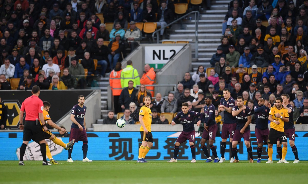 Pemain Wolves mengeksekusi tendangan bebas.