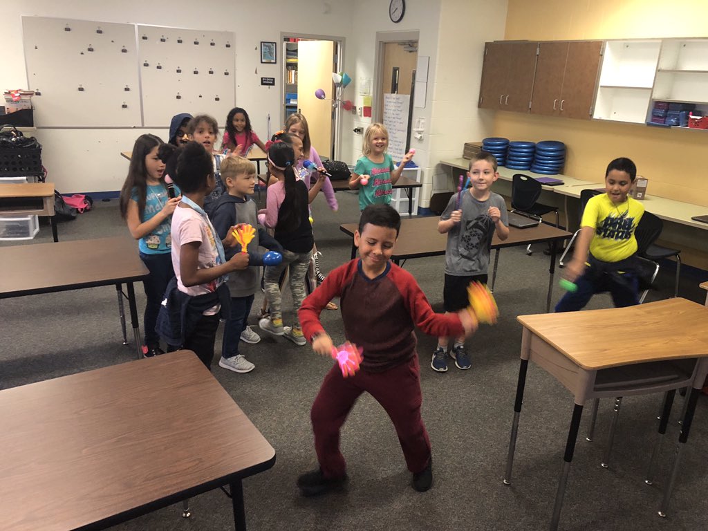 MOESmanatees's tweet photo. Every time a student passes portfolio in Mrs. Pittman’s class, they CELEBRATE 🎉 with their class dance! 💃🏼🕺🏼👯‍♀️ Keeping our minds and bodies fit and active! 💪🏼 #iamaFANmoes @MCPSWellnessPE https://t.co/m07XO56jsK