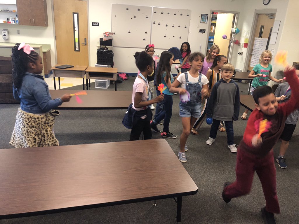 MOESmanatees's tweet photo. Every time a student passes portfolio in Mrs. Pittman’s class, they CELEBRATE 🎉 with their class dance! 💃🏼🕺🏼👯‍♀️ Keeping our minds and bodies fit and active! 💪🏼 #iamaFANmoes @MCPSWellnessPE https://t.co/m07XO56jsK