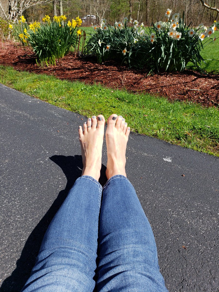 bjknappwrites's tweet photo. @BWELLatCWELL 3 things happening here: 1 it's warm enough to be barefoot while getting mail. 2 my daffodils are out. 3 my neighbors think I am a complete wierdo for sitting on my driveway and taking a photo of my feet. https://t.co/BsWiXYK3v6