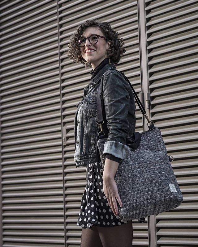 numon_bcn's tweet photo. Qué bien nos lo pasamos haciendo las fotos del nuevo modelo mochila-bolso. Aquí está nuestra amiga Júlia con el modelo MTB_051 en su versión tote bag. Estos días estamos preparando nuevos bolsos, mochilas y riñoneras para EFÍMERA, la pop-up de primavera … https://t.co/phDb2ZV3WV https://t.co/VQUdVaNPzZ