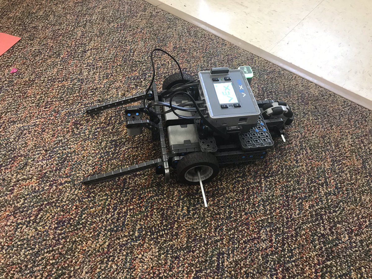 CloudUpdate17's tweet photo. Fun final day of robotics! #HeritageLearn #motivatedandselfdirected https://t.co/O6loejOR7J