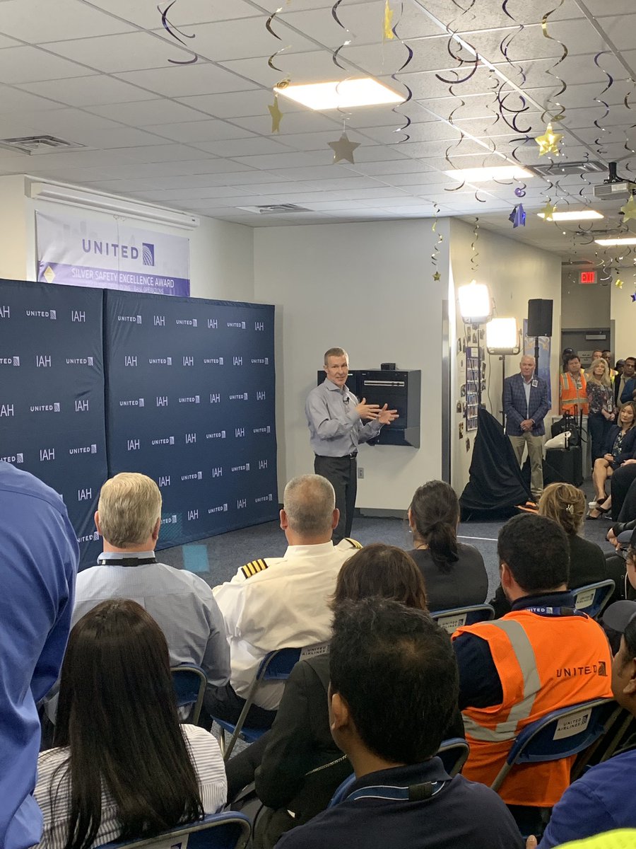 csarkari's tweet photo. What’s better than a ‘Kirby Unplugged’ event at #IAH? One that includes a 1st Quarter STAR win for the station! #BeingUnited #OneHubOneTeam @weareunited @rodney20148 @JMRoitman @rachaelrivastx @Meeshrene @billwatts_11 @deck_68 @budha191 https://t.co/F3PCv0NOjm
