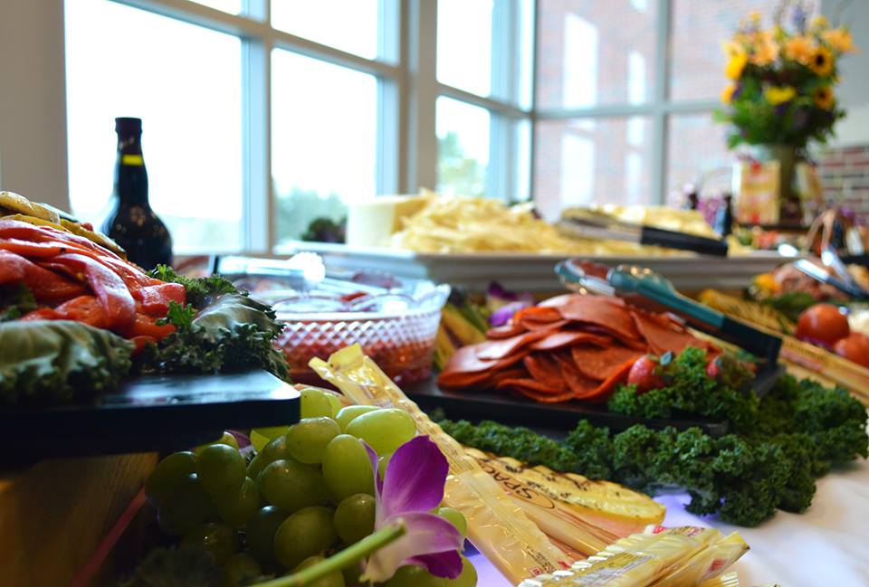 UNHDining's tweet photo. During the school year, UNH dining hosts different events at all of the dining halls. Keep a look out for these special dinners! #UNHTips https://t.co/njkeXu1Ayc