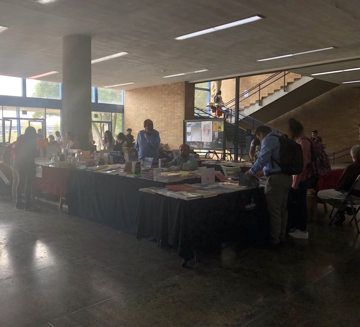 No dejen de visitar a todos los editores y distribuidores ubicados en el vestíbulo, quienes traen sus mejores propuestas de libros y revistas.