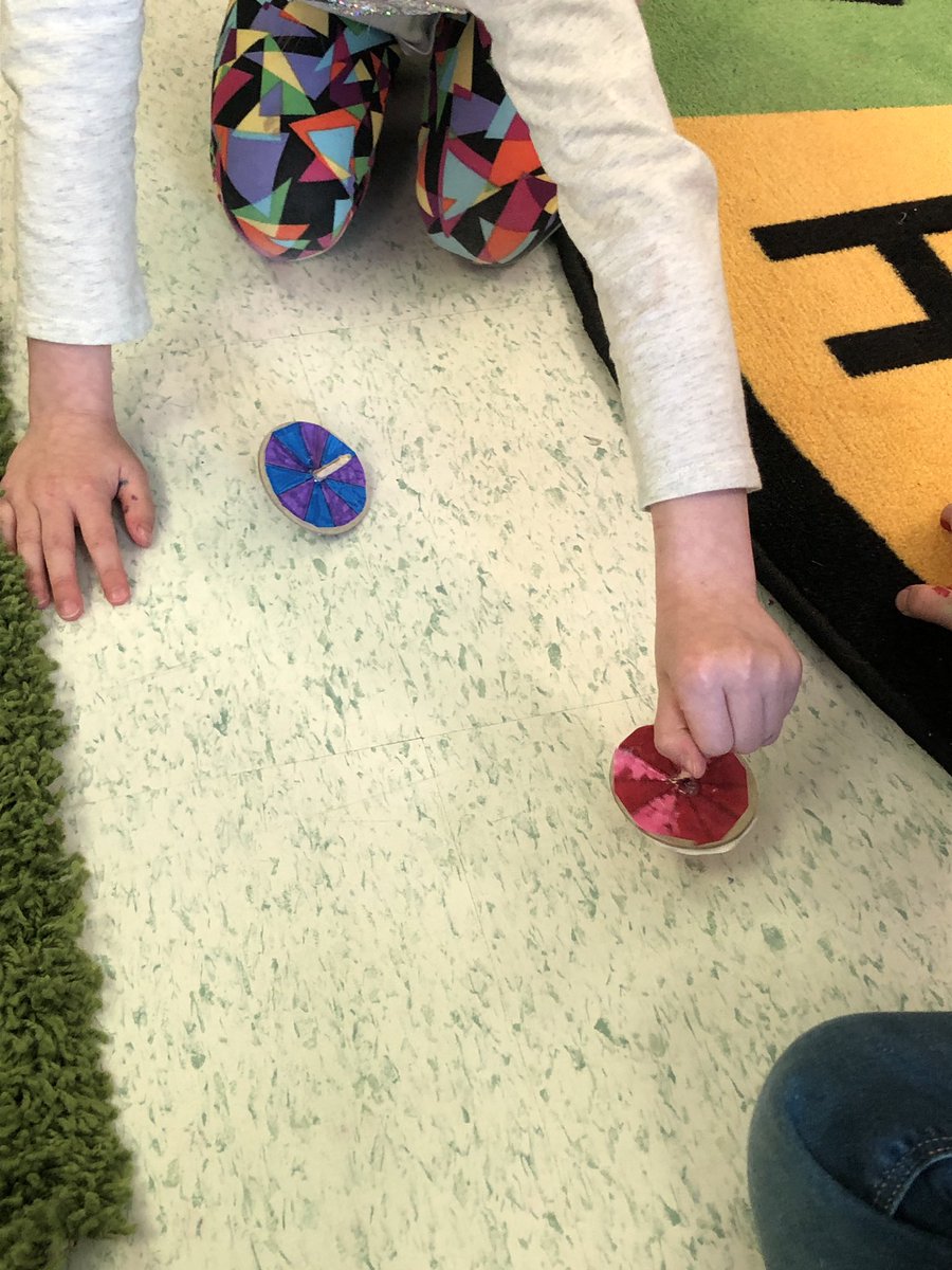 Sciences_RC's tweet photo. Des toupies pour fabriquer des nouvelles couleurs. #collabCEPEO #sciencesRC https://t.co/6Wjgp8w59V