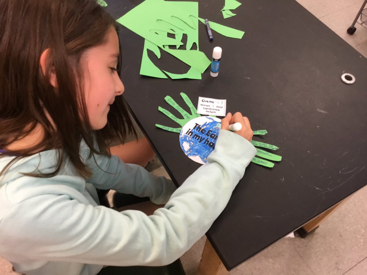 mrs_fis's tweet photo. In light of #EarthDay we listed 8 things that we can do to help the Earth. We’ve spent a lot of time learning about the increasing problem with pollution, especially with plastic and clean water. Maybe we have some future environmentalists that’ll help solve these problems! https://t.co/Ou66jJh20I