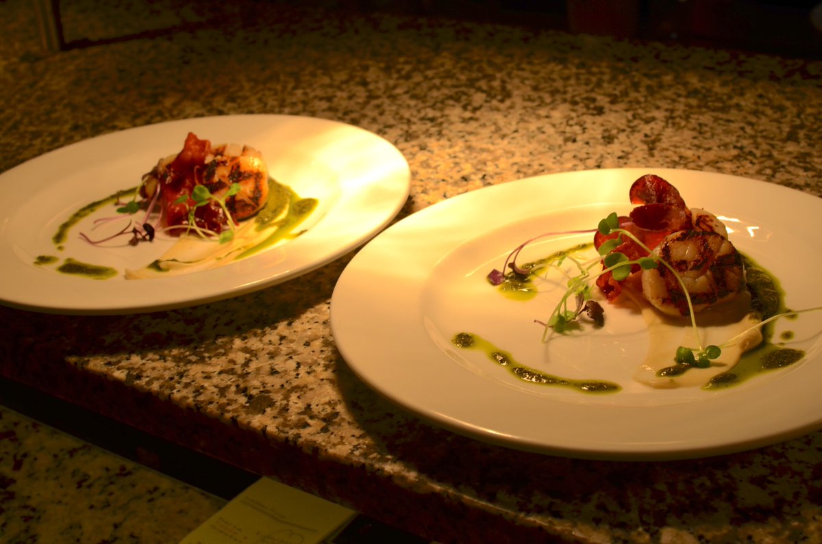 Cuvee_Kitchen's tweet photo. You're not seeing double, but trust us, this is on dish that's so good you'll order it twice! Our Grilled Scallops are paired with Cauliflower Puree, Crispy Prosciutto, and Chimichurri!

#CuvéeKitchen #WineBar #Scallops #GulfToTable #Destin #Florida #EatLocal #Appetizers https://t.co/jFruZN7VdX