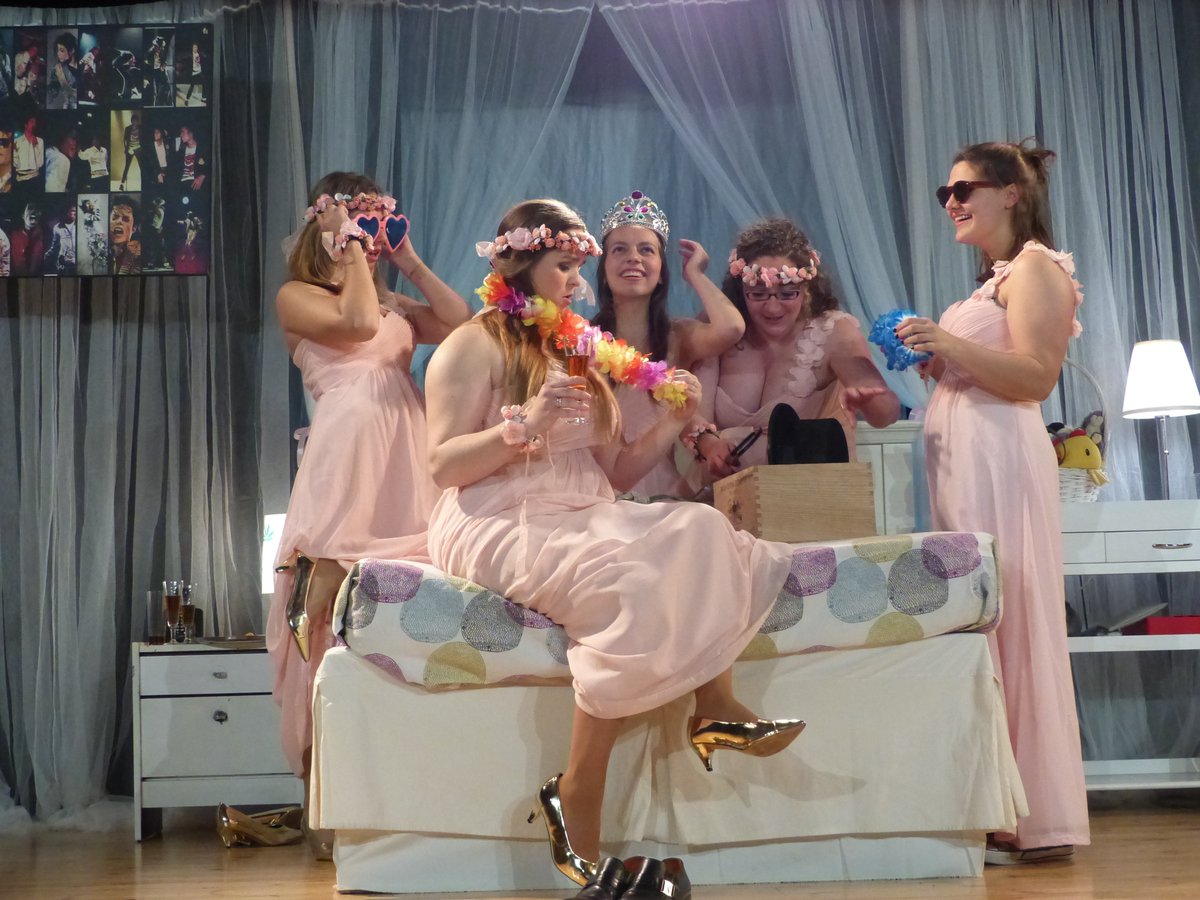 teatrecorpus's tweet photo. Amb els millors accessoris 🕶👑🥂, les cinc dames d'honor es preparen per actuar aquest diumenge a @MostraTeatre de @pinedademar 🎭. Si veniu, les trobareu a les ⏰ 10.15 h, als Tallers Comas #teatreamateur https://t.co/ooHb4nMHSg