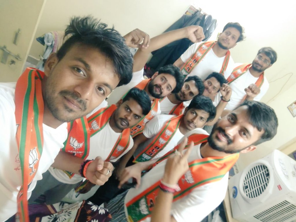 akhileshSINGH_3's tweet photo. #महामना का #ज्ञानदान और #काशी का #स्वाभिमान @narendramodi पुनः इतिहास दोहराने आ रहा है, और हम सब इस पल के साक्षी बनेंगे। हम आने वाली पीढ़ियों को गर्व से कहेंगे कि हम #BHU के छात्रों ने एक चाय बेचने वाले को देश की #चौकीदारी सौपी थी। 
#ModiAgain #KashiKaModi #MainBhiChawkidar https://t.co/EoxN5mqIQd