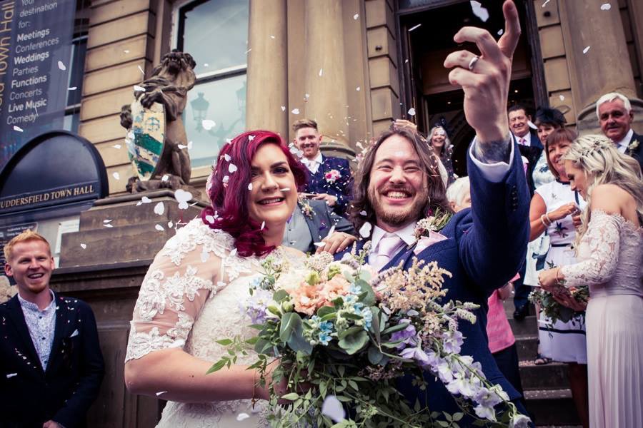 STEMSDESIGN's tweet image. #weddinghour Here’s some absolutely gorgeous photos from a very flower filled wedding we did for Steph &amp;amp; Rob at the Fleece Country Inn! We love them, what do you guys think? Photography by the wonderful @PhotoKathryn 🌸🌼🌺 #WeddingWednesday #flowers #bouquet #spring #bride