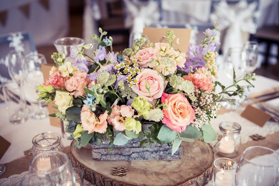 STEMSDESIGN's tweet image. #weddinghour Here’s some absolutely gorgeous photos from a very flower filled wedding we did for Steph &amp;amp; Rob at the Fleece Country Inn! We love them, what do you guys think? Photography by the wonderful @PhotoKathryn 🌸🌼🌺 #WeddingWednesday #flowers #bouquet #spring #bride