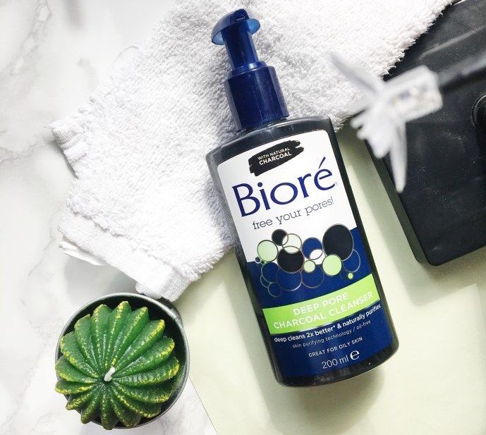 slfcarediary's tweet photo. • Moisturize before putting on makeup
   -DON’T neglect the neck

• Take OFF makeup before bed!!

• Wash face with face wash 
    -I recommended the Bioré Deep Pore Charcoal Cleanser https://t.co/cKEj9iyNu5