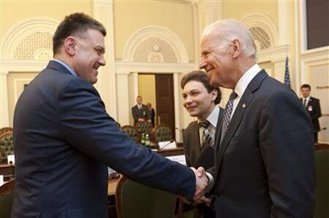 Like John McCain, Joe Biden met with neo-Nazi Oleh Tyahnybok in the leadup to the Euromaidan. Unsurprising that McCain's family sees Biden as the best bet to continue his imperial legacy https://twitter.com/dcexaminer/status/1121098655417688064