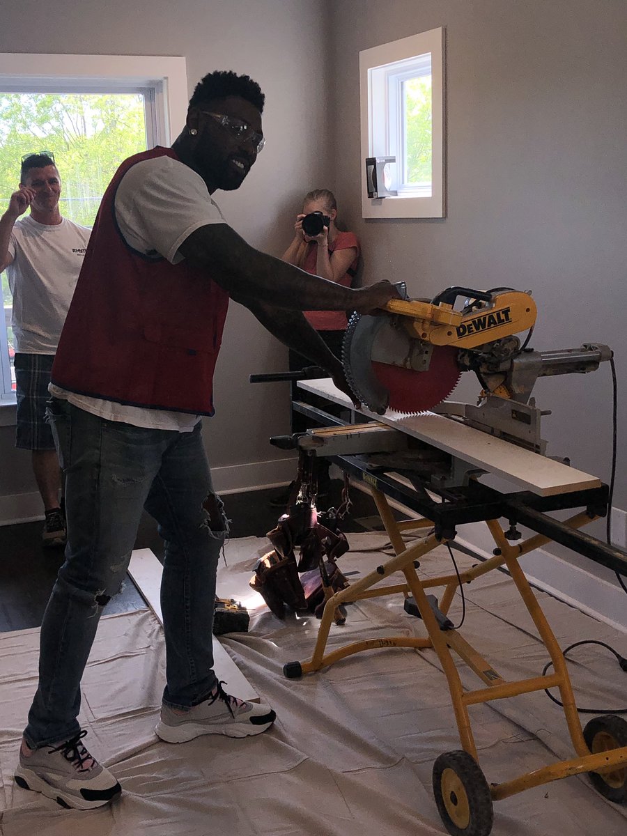 delaniewalker82's tweet image. I didn’t know tackling a jobsite was part of my contract, but I’m loving every minute of it! Thanks @Lowes. #ProReady #sponsored