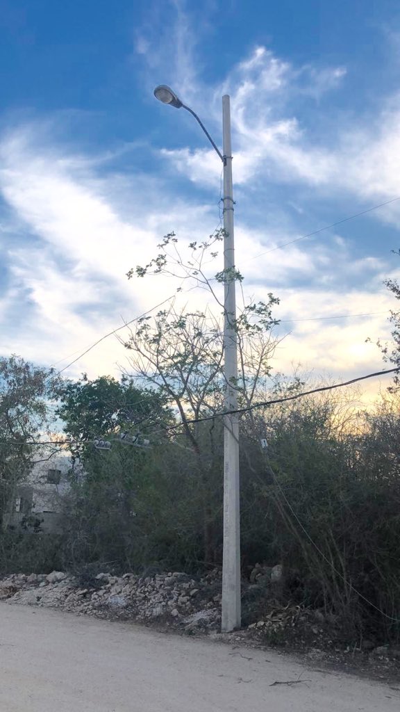 Marchelezca's tweet photo. @CFE_Peninsular  más de 30 horas sin luz ! Cables colgados con chispas. Peligro de incendio y no hace nada la CFE . Dos reportes cancelados sin ninguna solución !! Calle 34x37 col Paraiso Cholul https://t.co/CgfZXXmMwO