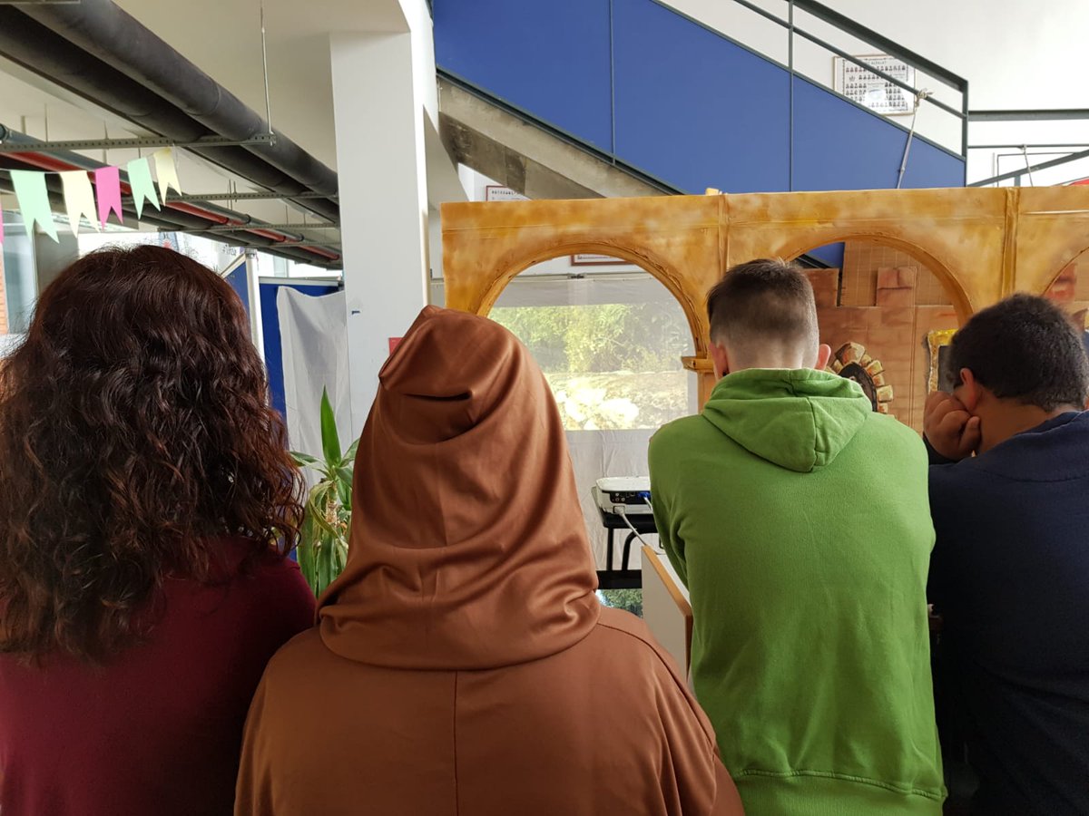 iesalbalat's tweet photo. Un taller de cuentos con el Juglar Julius de la @FundacionCepaim y las primeras visitas de alumnos a nuestra expo "Liber" han inaugurado esta parte de nuestro proyecto de innovación que se convertirá, a partir de mayo, en #ApS. ¡Ya tenemos candidatos entre nuestros alumnos! https://t.co/TUY7OxHa1N
