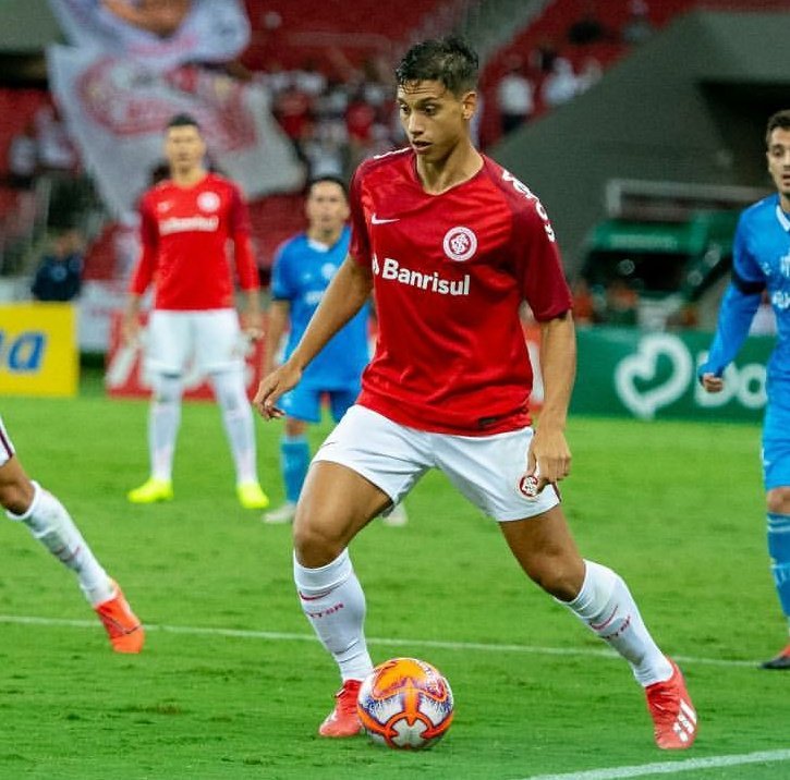 martin sarrafiore

(ele tem muita cara de bebê, fui ver e ele tem 21, carai)