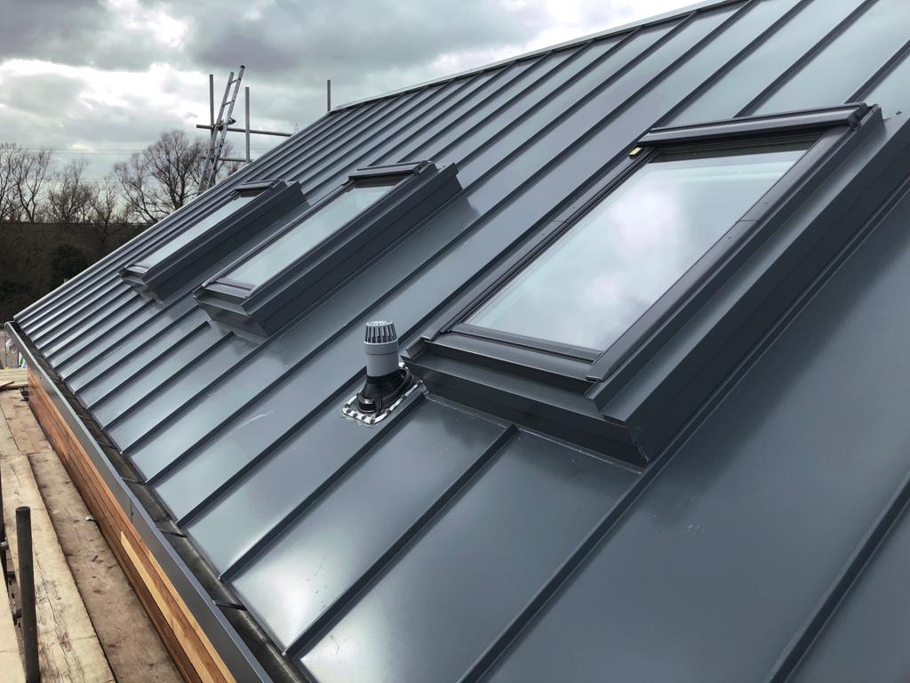 Camroofers's tweet photo. A stunning standing seam pitched roof completed in 2018 in Soham:
https://t.co/RYH8Hk5G9j https://t.co/zjE7oRn8yF