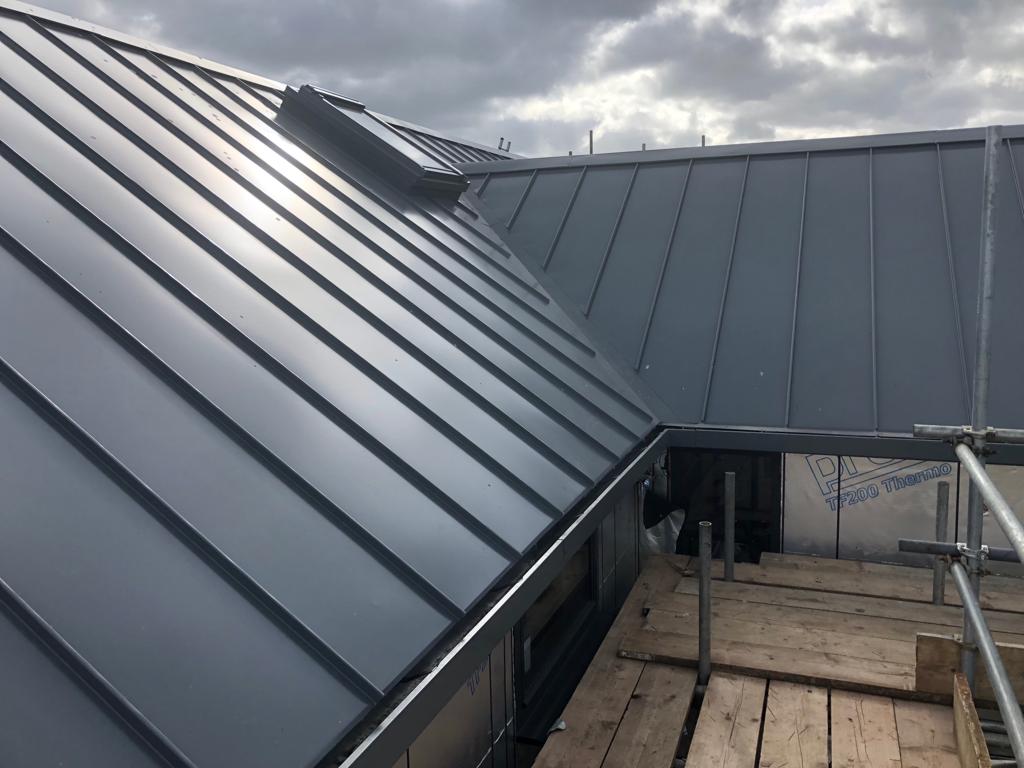 Camroofers's tweet photo. A stunning standing seam pitched roof completed in 2018 in Soham:
https://t.co/RYH8Hk5G9j https://t.co/zjE7oRn8yF