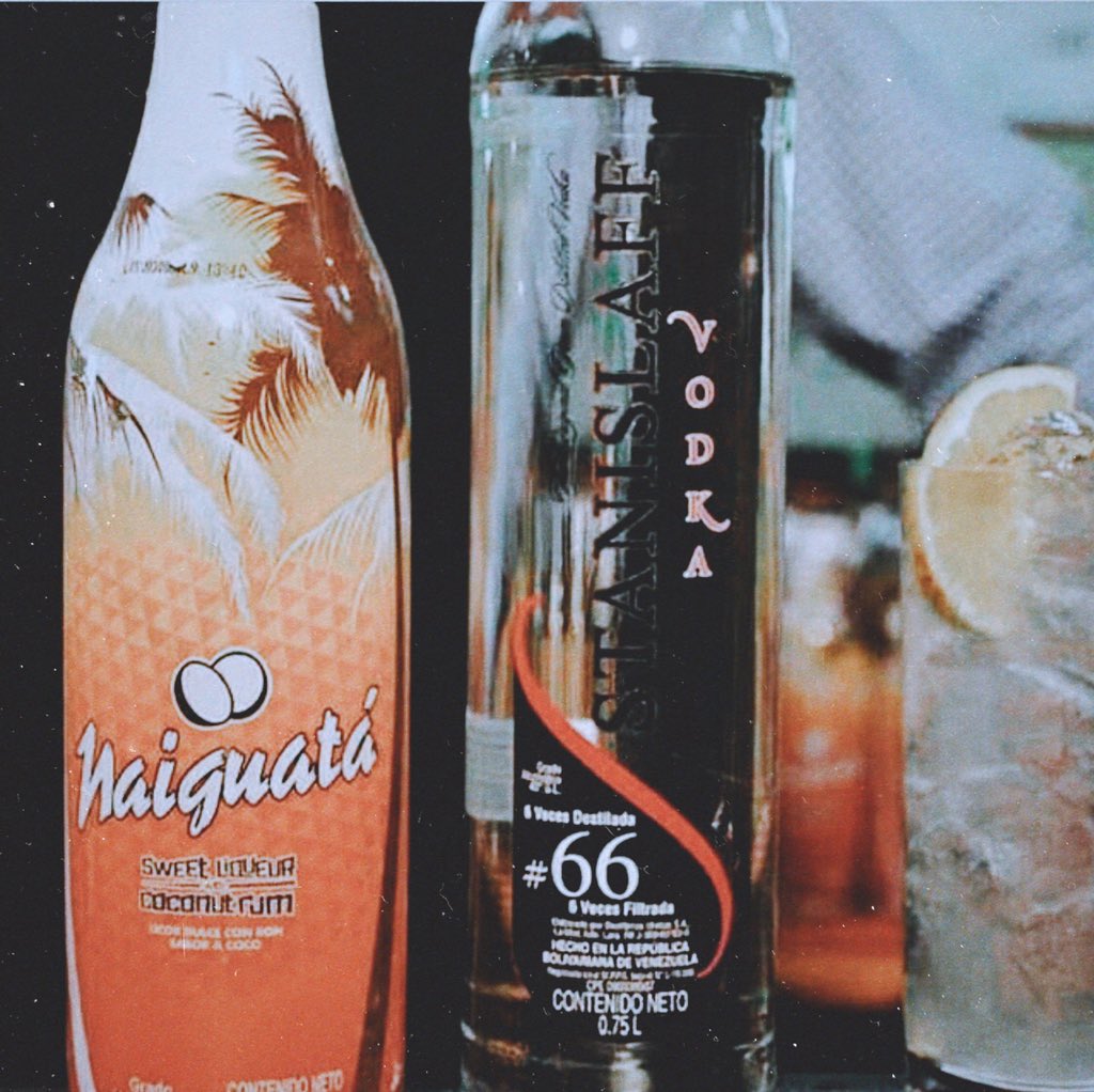 RonNaiguata's tweet photo. Que la felicidad te persiga te abrace y se quede contigo para siempre! Y con felicidad nos referimos a este par! 🙌🏻🔥⭐️
@vodkastanislaff .
Esto es #ronnaiguata .
#ron #naiguata #vodka #vodkastanislaff #stanislaff #rondecoco #cocteles #felicidad #happiness #happy #coconutrum https://t.co/jOft4Fvdxu