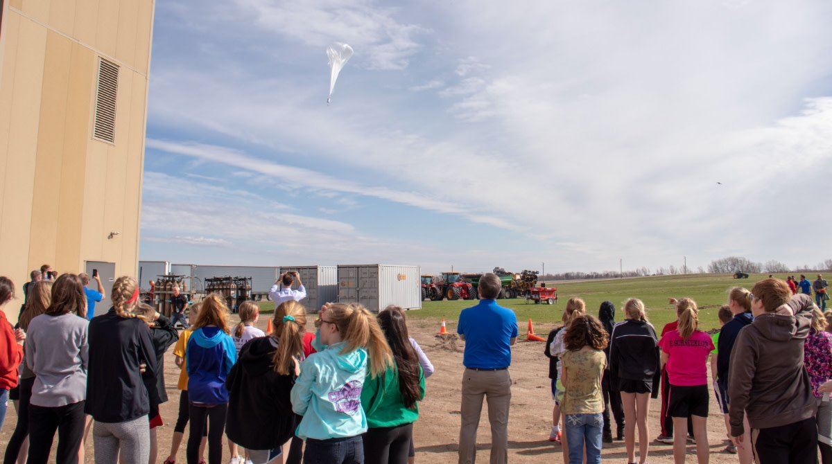 AerostarInt's tweet photo. Today, we held our 4th annual Raven Aerostar Balloon Day! 🎈 60 Brandon Valley Middle School students joined us to watch a stratospheric balloon launch and participate in hands-on activities. It was fun to see them asking questions and learning about our tech! #STEM #RavenInd https://t.co/ACo4vaTvXm
