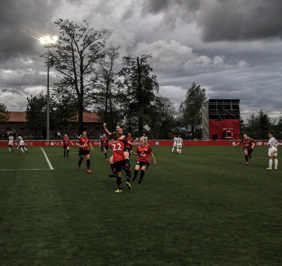 Cuervo_dimeh's tweet photo. Victoire des filles, victoire de Lille !
L'enfer du Nord.
https://t.co/IRLXebIQML
#LOSCASJ #LOSC https://t.co/pEPe2mJQ3b