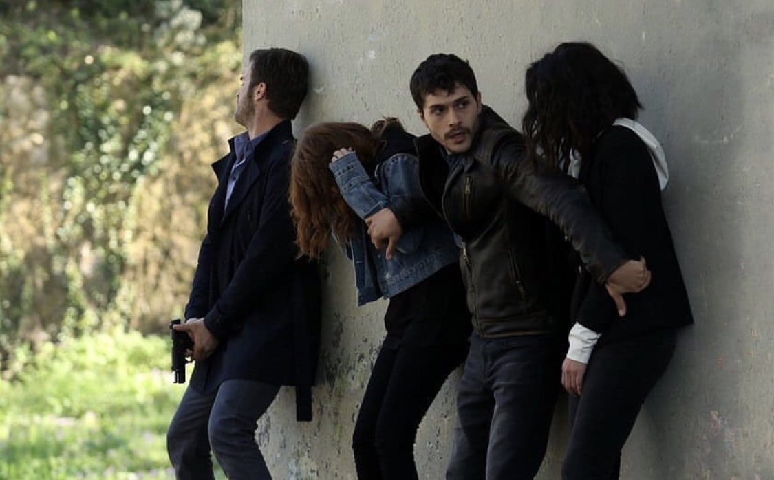 Сериал столкновение джемре и керем. Эльчин сангу отважный и красавица. Мелис и кадир турецкий сериал. Мелис и кадир турецкий сериал. Мелис и кадир турецкий сериал.