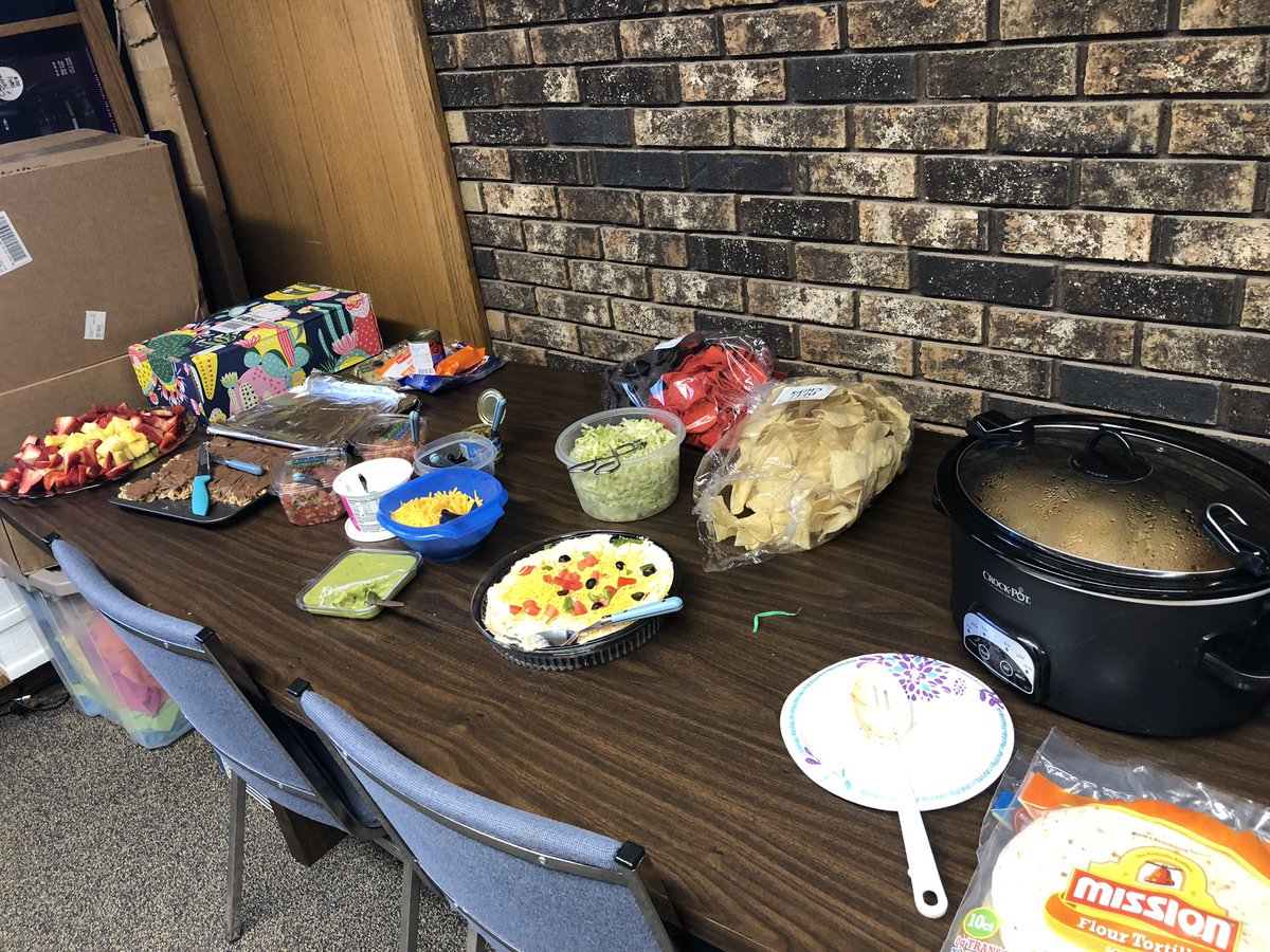 MidwestAllison's tweet photo. Yum! Thanks to @MidwestJackieC for lunch today! #AdministrativeProfessionalsDay https://t.co/A7aEtXzP42
