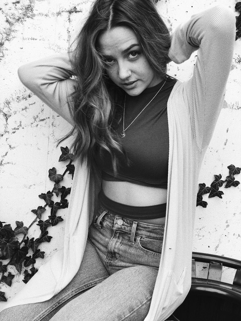 taylormcintiree's tweet photo. I’m sitting on a trash can for these HA U DIDNT KNO THO https://t.co/jmwrc8Ilgf