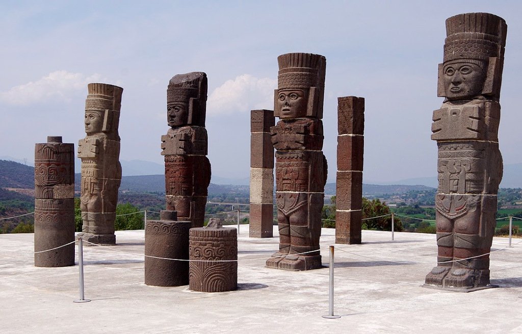 Вещь идол. Толтеки Майя. Толтеки статуи. Толтеки цивилизация. Статуи воинов тольтеков.