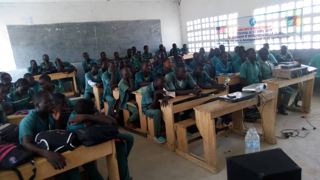 bainamndidaliw2's tweet photo. As YALI, we are empowered to empower. We are always happy to put smile to youth living rural area. They live in a village (ZOUVOUL) where there is no electricity, no road and no potable water for the whole population.
@WestAfricaMWF
@WashFellowship
@USEmbYaounde 
@Action4youthEnv https://t.co/EDr524HhRf