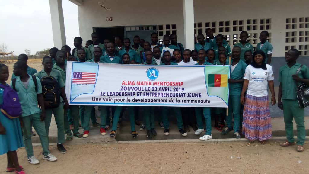 bainamndidaliw2's tweet photo. As YALI, we are empowered to empower. We are always happy to put smile to youth living rural area. They live in a village (ZOUVOUL) where there is no electricity, no road and no potable water for the whole population.
@WestAfricaMWF
@WashFellowship
@USEmbYaounde 
@Action4youthEnv https://t.co/EDr524HhRf