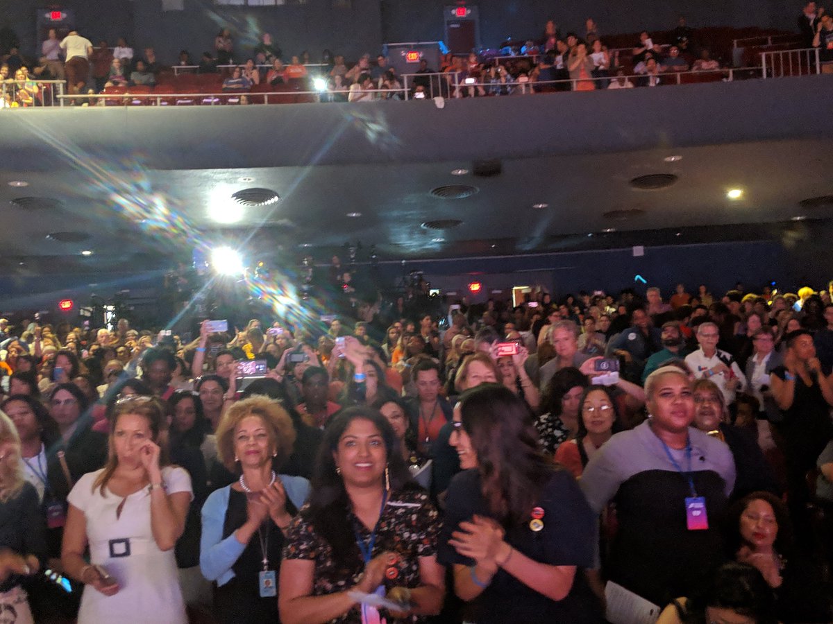 _shethepeople's tweet photo. A massive standing ovation for @ewarren #SheThePeople2020 https://t.co/qTu02K0DnR