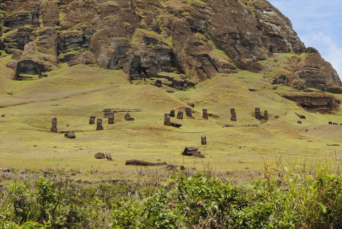 EI_Travel's tweet photo. The Rano Raraku quarry is one of the most impressive places in Rapa Nui,
Around 397 moai can still be seen on the slopes of the quarry, which were not transported, however 288 were successfully brought to the Ahu (ceremonial platforms). https://t.co/W7uac8lUK5