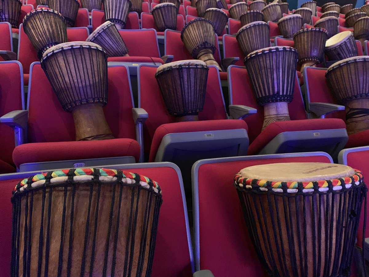 Lisa_Fielding's tweet photo. Cool show alert🚨 ! @DjembeTheShow at the #ApolloTheaterChicago mixes culture, history &amp; music &amp; the audience gets to participate! 🥁 Stories on Thursday morning on @WBBMNewsradio ! Tune in! @SilvermanGroup #everyonegetsadrum https://t.co/qxs0MJVqOv