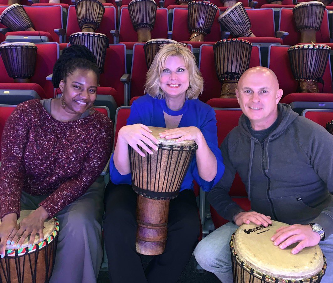 Lisa_Fielding's tweet photo. Cool show alert🚨 ! @DjembeTheShow at the #ApolloTheaterChicago mixes culture, history &amp; music &amp; the audience gets to participate! 🥁 Stories on Thursday morning on @WBBMNewsradio ! Tune in! @SilvermanGroup #everyonegetsadrum https://t.co/qxs0MJVqOv