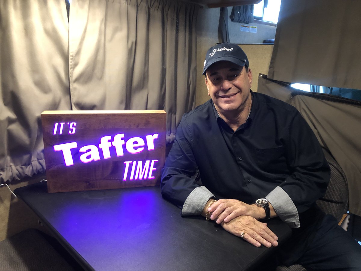 jontaffer's tweet image. It’s #TafferTime!  Thank you Ty, Art Team, and the amazing crew for the sign! Edge of Town knows what time it is tonight at 8p!  Hope they don't get too stressed. 960 SW 37th St, Blue Springs, MO  64015