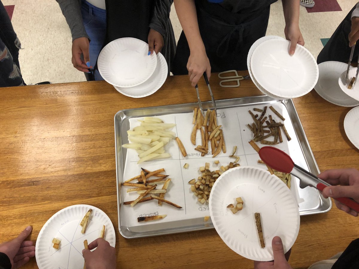 dhsculinaryarts's tweet image. Culinary students prepared and critiqued 6 different cooking methods using chicken and potatoes. It was awesome to hear the conversations on flavor and texture! #dhsculinaryarts #cookingmethods #foodtalk