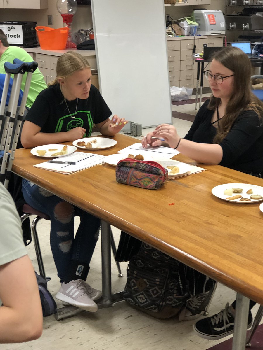 dhsculinaryarts's tweet image. Culinary students prepared and critiqued 6 different cooking methods using chicken and potatoes. It was awesome to hear the conversations on flavor and texture! #dhsculinaryarts #cookingmethods #foodtalk